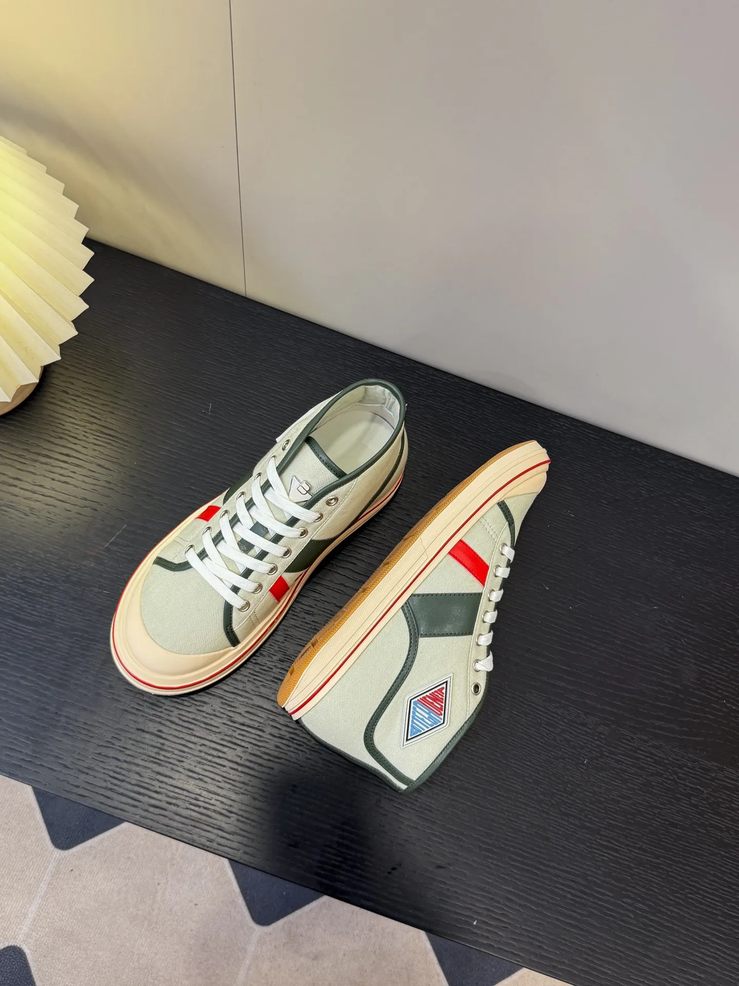 👟👟Ex-factory price 480👟👟 (Men’s size +1️⃣0️⃣) BVOrbit’s latest 2025 catwalk model, developed 1:1 from the original board, classic color matching elements! This is the biggest highlight of this shoe, eye-catching but not exaggerated design, super cool for daily use, super versatile whether paired with pants, sweaters or skirts, looks good no matter how you wear it, the more you look at it, the more you like it ❗️ Outsole: Original outsole Color: 4 colors Size: Female 35-40 Male 39-44